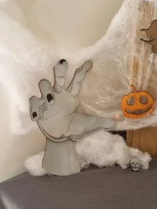 La main de monstre en bois en décoration